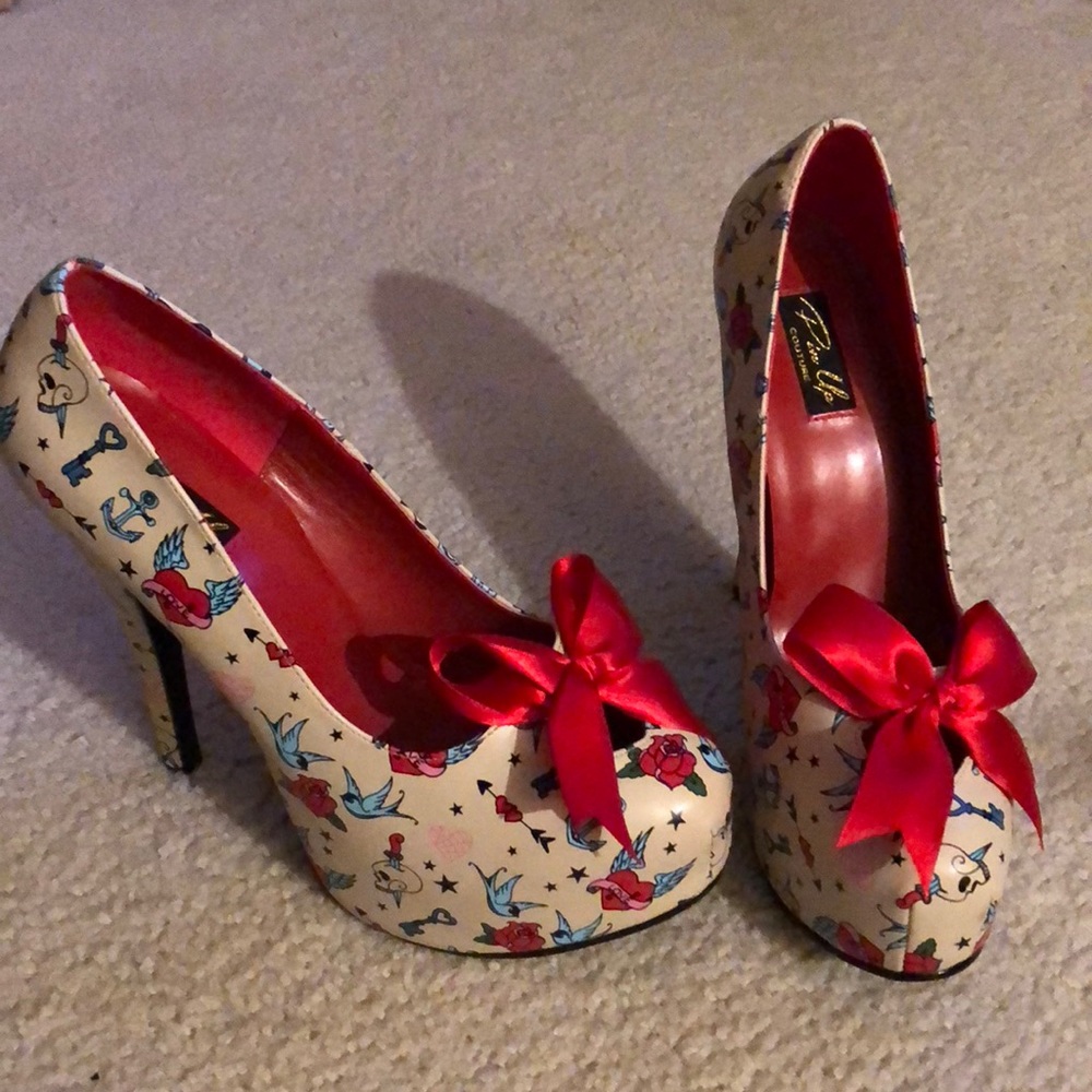 PIN UP COUTURE SWALLOWS, SKULLS & ROSES HEELS